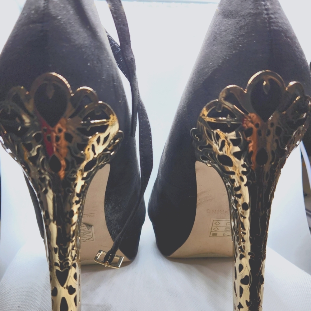 Black platform heel with gold heel